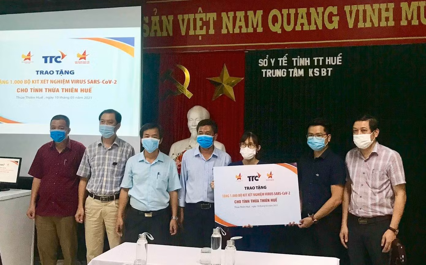 Tỉnh Thừa Thiên Huế nhận 1.000 bộ kit xét nghiệm COVID-19 do Hội Doanh nhân trẻ Việt Nam trao tặng