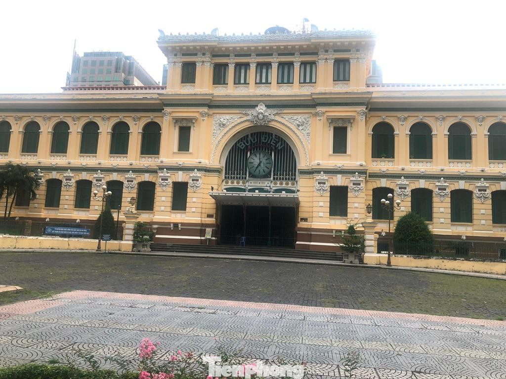 Bưu điện Thành phố không còn cảnh nhộn nhịp người dân đến vui chơi, chụp ảnh như trước