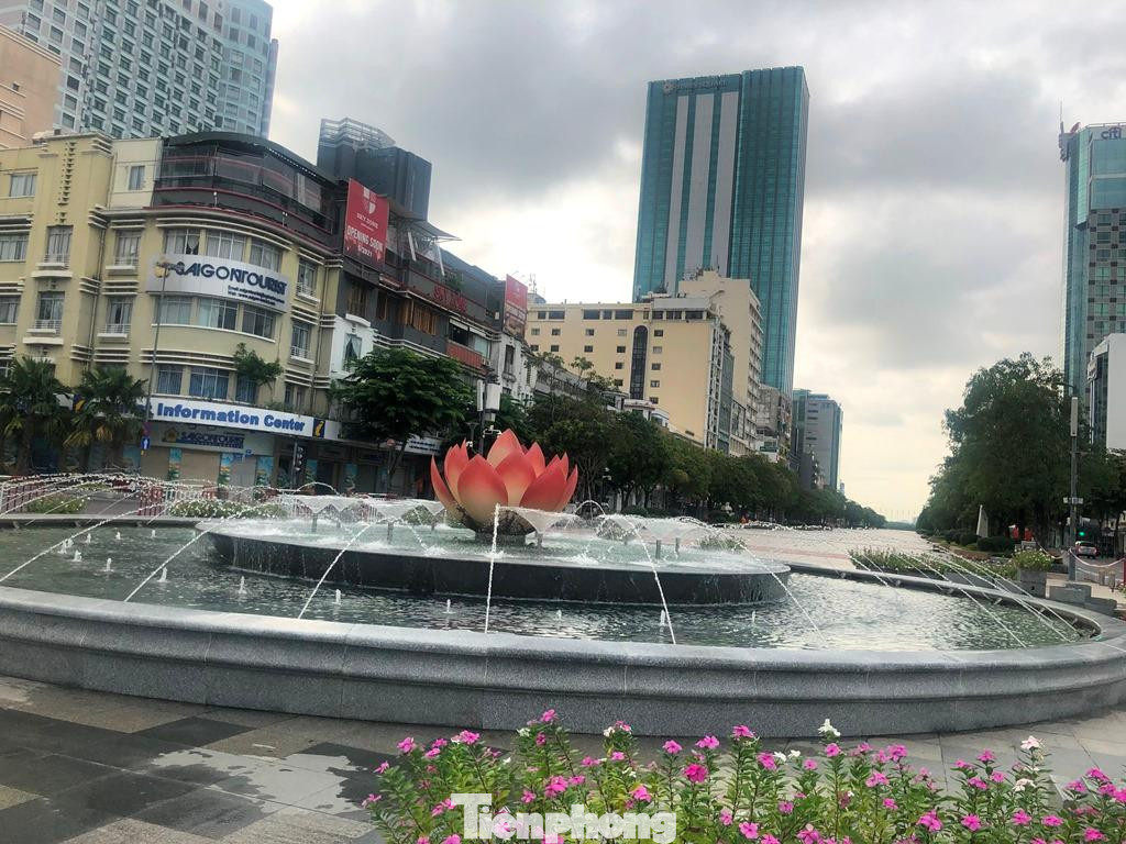 Đài hoa sen - nơi được rất nhiều người dân Thành phố đến check-in, chụp ảnh