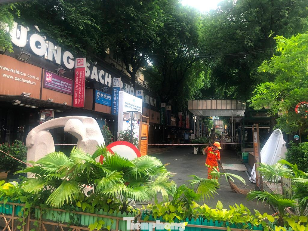 Đường Sách - điểm đến của giới trẻ dù đã tạm ngưng hoạt động nhưng vẫn được quét dọn, chăm sóc cẩn thận. "Ngày nào chúng tôi cũng đến đây quét lá, gom rác, tưới cây... Mặc dù không có ai đến nhưng chúng tôi vẫn làm nhiệm vụ, để mọi vật có sức sống khi Đường Sách mở lại" - một nhân viên cho biết.