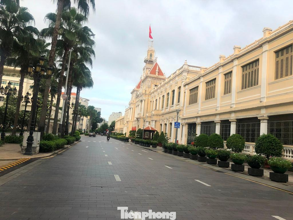 Ngày 2/9, nhiều tuyến đường trung tâm Thành phố vắng vẻ. Đường Lê Thánh Tôn (quận 1) trước UBND TP được chăm chút cẩn thận nhưng ít người qua lại.