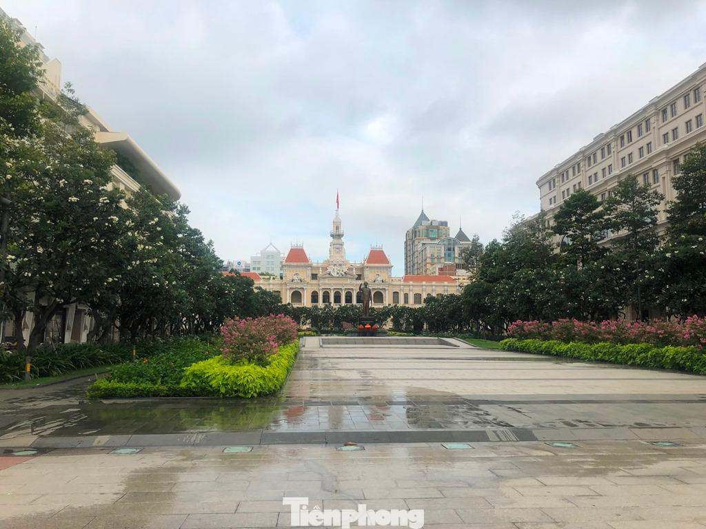 Khuôn viên quanh tượng đài Bác Hồ ở phố đi bộ Nguyễn Huệ được nhân viên cây xanh chăm sóc xanh tươi, dù mấy tháng nay, nơi này hạn chế người dân đến.