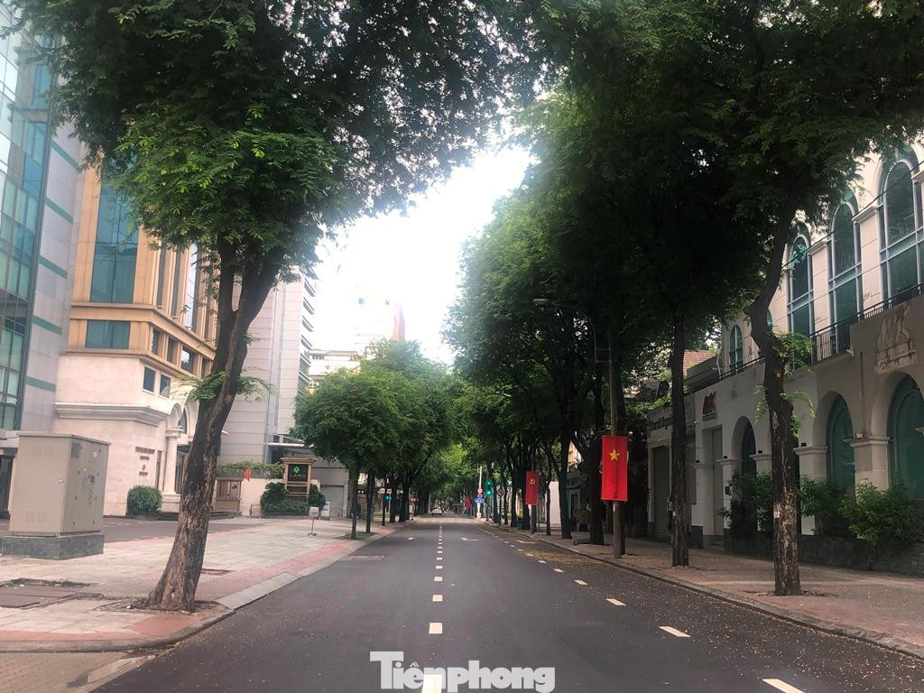 Đường Đồng Khởi trở nên có sức sống hơn khi xuất hiện cờ đỏ sao vàng. "Mọi năm ngày này, con đường được trang hoàng đèn sáng trưng, cờ treo đỏ rực nhưng giờ không có. Thành phố đều dồn hết sức cho công tác chống dịch, cứu người" - ông Tâm (75 tuổi, ngụ quận 1) nói.