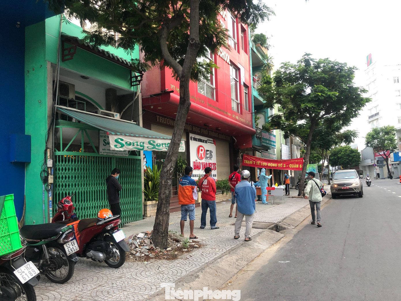 Shipper xếp hàng chờ test nhanh COVID-19 mỗi buổi sáng