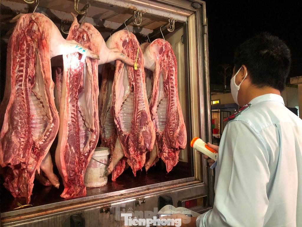 Lực lượng chức năng kiểm tra trước khi thịt heo nhập chợ đầu mối