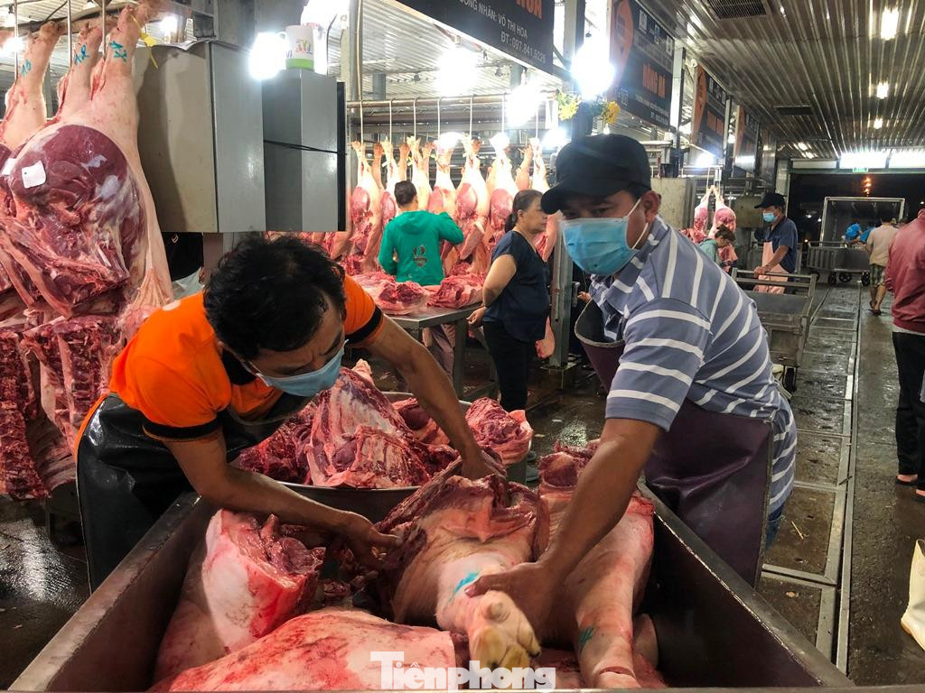 Heo hơi giảm giá nhưng đến chợ lẻ vẫn cao, sức mua chậm Heo hơi giảm giá nhưng đến chợ lẻ vẫn cao, sức mua chậm