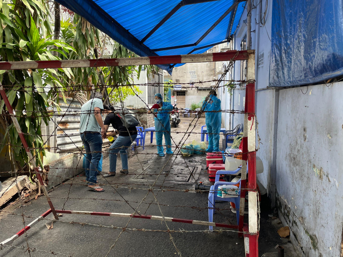 Người dân Q.Gò Vấp (TPHCM) bất ngờ khi được thông báo có người mắc COVID-19 (ảnh: Đan Phương)