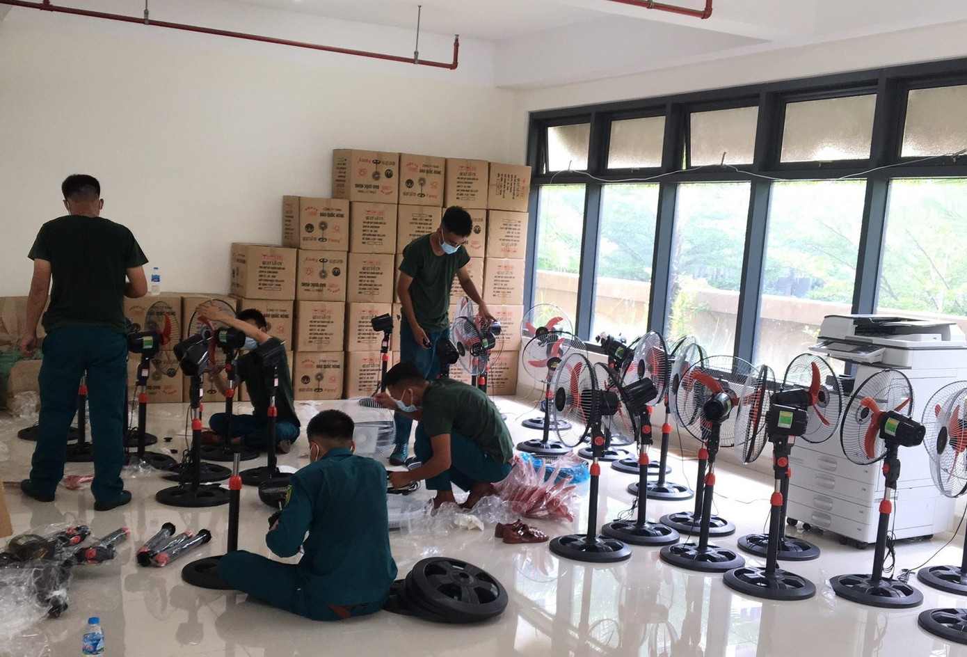 Những chiếc xe điện chở khách hàng đến giao dịch, xem nhà cũng được trưng dụng làm phương tiện vận chuyển thực phẩm, hàng hoá vào bệnh viện dã chiến. Theo chị Như Mỹ, bảo vệ của chung cư thường sẽ là người đảm nhận nhiệm vụ vận chuyển này. Bảo vệ chung cư New City cũng như lực lượng chức năng đang làm việc bên trong bệnh viện dã chiến tự tay lắp ráp những chiếc quạt được mạnh thường quân gửi đến. Những chiếc xe điện chở khách hàng đến giao dịch, xem nhà cũng được trưng dụng làm phương tiện vận chuyển thực phẩm, hàng hoá vào bệnh viện dã chiến. Theo chị Như Mỹ, bảo vệ của chung cư thường sẽ là người đảm nhận nhiệm vụ vận chuyển này. Bảo vệ chung cư New City cũng như lực lượng chức năng đang làm việc bên trong bệnh viện dã chiến tự tay lắp ráp những chiếc quạt được mạnh thường quân gửi đến.