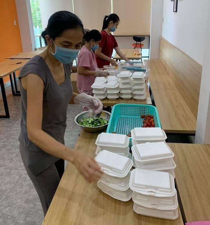 Khi vấn đề nhu yếu phẩm đã ổn, điều khó khăn bây giờ là vận hành bếp ăn. Theo chị Như Mỹ, mỗi ngày, mọi người cùng nhau chuẩn bị hơn 300 phần cơm gửi tập thể y bác sĩ, dân quân tại Bệnh viện dã chiến số 6. Do đó, mọi người đã kết nối nhiều bếp ăn để chủ động nguồn cung và đa dạng thực phẩm. “Tuy nhiên, trong quá trình thực hiện thì chúng tôi vẫn còn gặp nhiều khó khăn, đặc biệt là kinh phí duy trì” - chị Mỹ cho biết. Khi vấn đề nhu yếu phẩm đã ổn, điều khó khăn bây giờ là vận hành bếp ăn. Theo chị Như Mỹ, mỗi ngày, mọi người cùng nhau chuẩn bị hơn 300 phần cơm gửi tập thể y bác sĩ, dân quân tại Bệnh viện dã chiến số 6. Do đó, mọi người đã kết nối nhiều bếp ăn để chủ động nguồn cung và đa dạng thực phẩm. “Tuy nhiên, trong quá trình thực hiện thì chúng tôi vẫn còn gặp nhiều khó khăn, đặc biệt là kinh phí duy trì” - chị Mỹ cho biết.