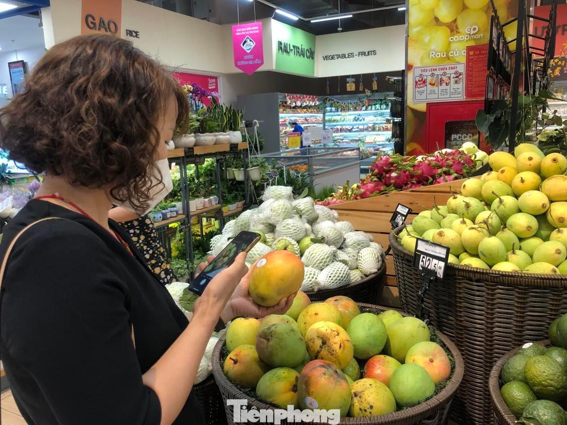 Khách hàng quét mã để biết nguồn gốc sản phẩm