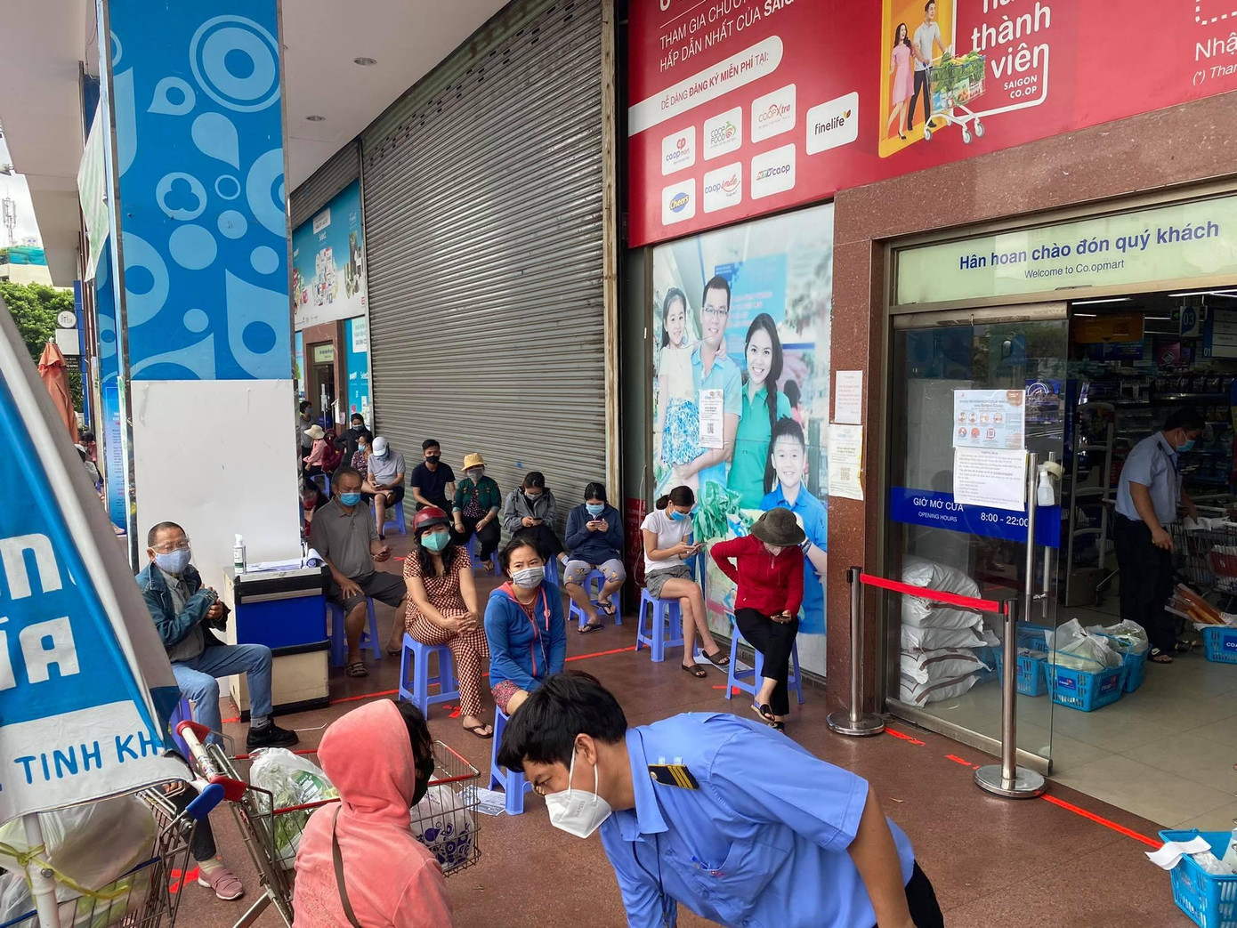 Người dân được bố trí ghế ngồi trước siêu thị trong khi chờ đợi vào mua sắm. Anh Thái (ngụ Q.Bình Thạnh, TPHCM) cho biết: "Trung bình thời gian chờ đợi khoảng 30 phút. Tuy nhiên mọi người đều đồng tình chấp hành để phòng dịch COVID-19". Người dân được bố trí ghế ngồi trước siêu thị trong khi chờ đợi vào mua sắm. Anh Thái (ngụ Q.Bình Thạnh, TPHCM) cho biết: "Trung bình thời gian chờ đợi khoảng 30 phút. Tuy nhiên mọi người đều đồng tình chấp hành để phòng dịch COVID-19".