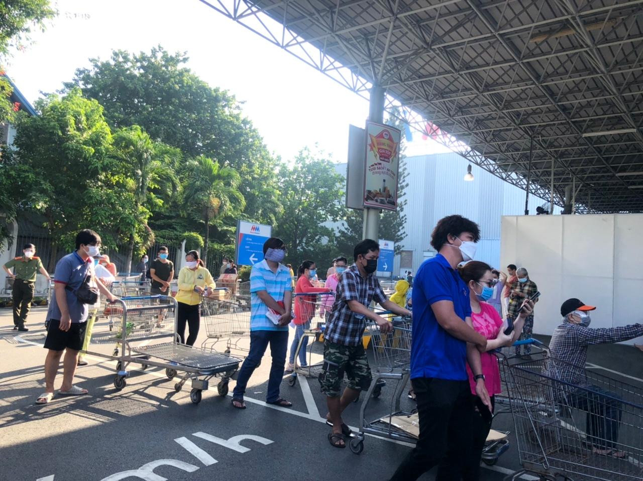MM Mega Market dù đến giờ mở cửa nhưng dòng người xếp hàng dài cả trăm mét bên ngoài