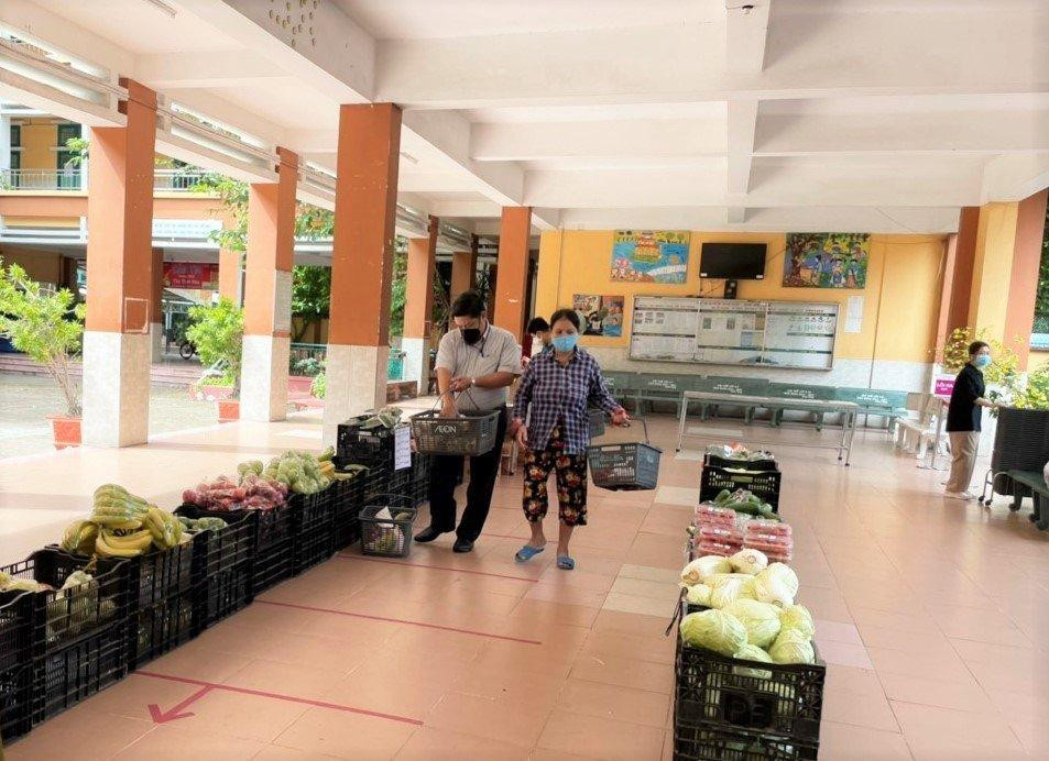 Những điểm bán hàng lưu động, giá cả bình ổn được người dân đến mua rất đông Những điểm bán hàng lưu động, giá cả bình ổn được người dân đến mua rất đông