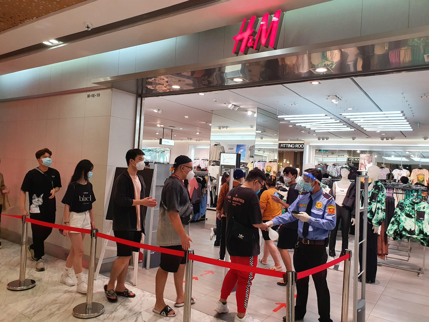 Tại Vincom Đồng Khởi, khách xếp hàng dài để vào cửa hàng