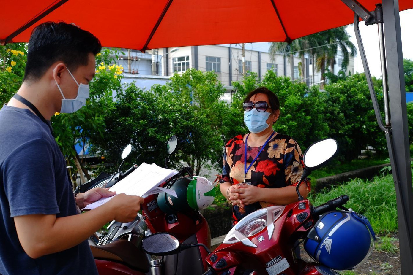 Bước 1: Ngay khi được thông báo có ca mắc COVID-19, kho hàng đã ngay lập tức dừng mọi hoạt động, lập danh sách ban đầu các trường hợp F1 tiếp xúc gần ca nhiễm F0. Đồng thời, kho hàng thông báo đến toàn bộ công nhân viên về trường hợp F0 và yêu cầu tất cả công nhân viên trở lại kho hàng thực hiện các bước phòng, chống dịch COVID-19. Bước 1: Ngay khi được thông báo có ca mắc COVID-19, kho hàng đã ngay lập tức dừng mọi hoạt động, lập danh sách ban đầu các trường hợp F1 tiếp xúc gần ca nhiễm F0. Đồng thời, kho hàng thông báo đến toàn bộ công nhân viên về trường hợp F0 và yêu cầu tất cả công nhân viên trở lại kho hàng thực hiện các bước phòng, chống dịch COVID-19.