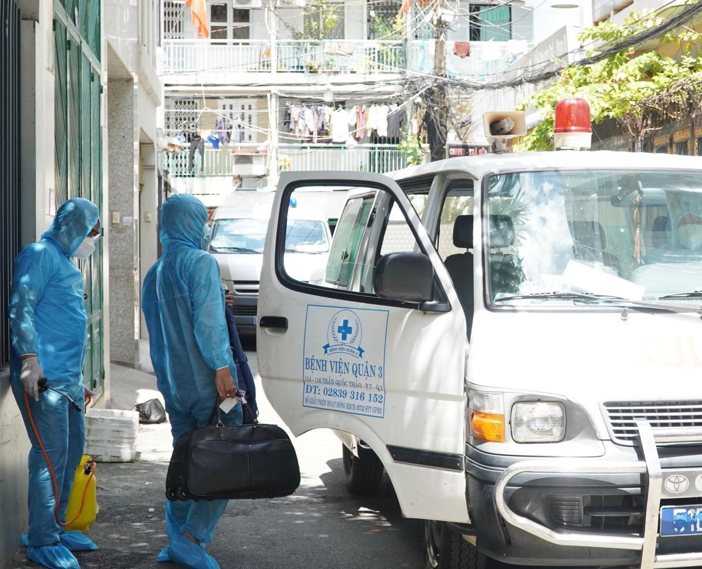 Ca nghi nhiễm đuợc chuyển đến Bệnh viện dã chiến Củ Chi để được cách ly, theo dõi.