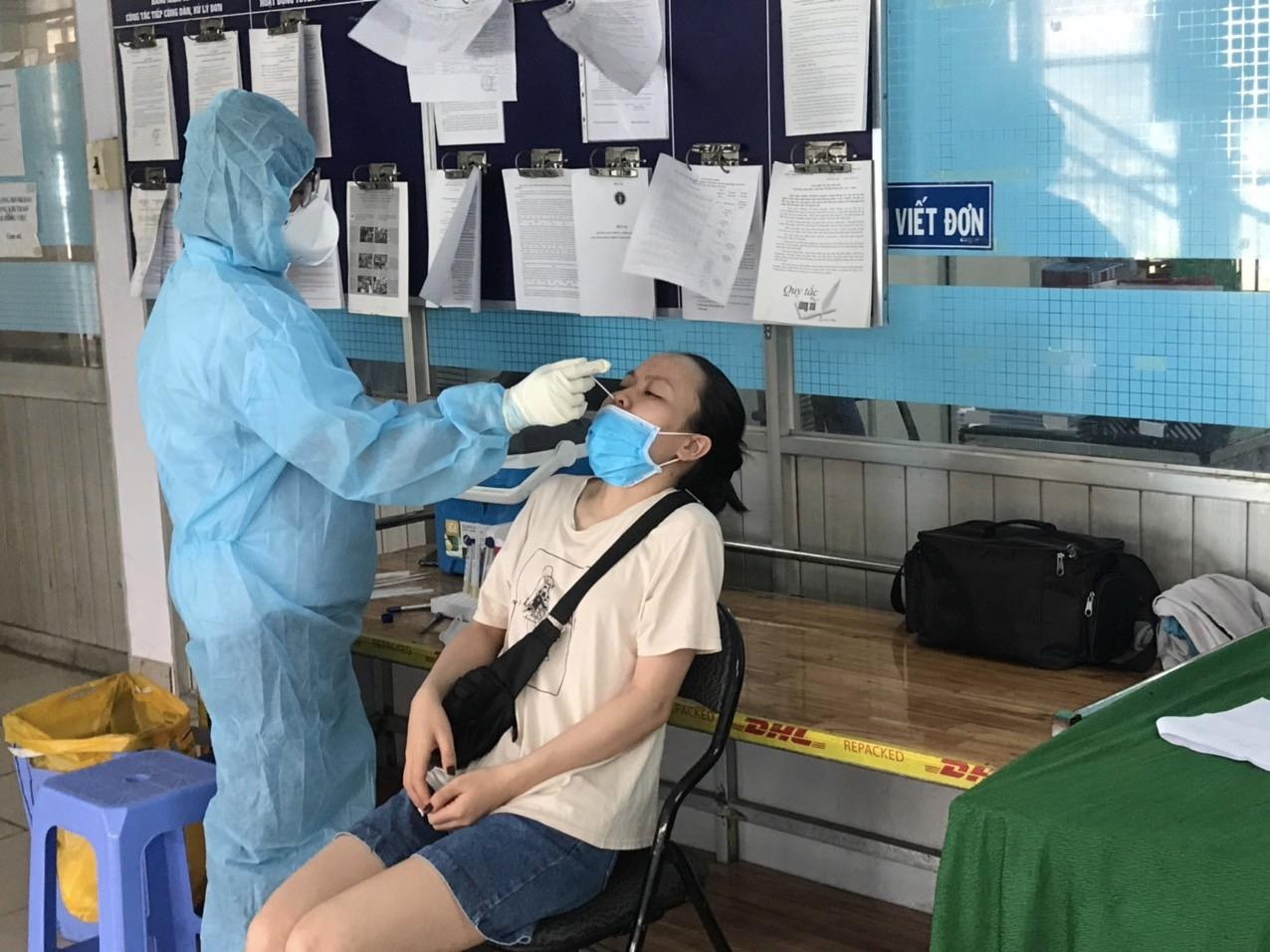 Lấy mẫu xét nghiệm ngẫu nhiên tại chợ Phạm Văn Hai (Q.Tân Bình, TPHCM) (ảnh: HCDC)