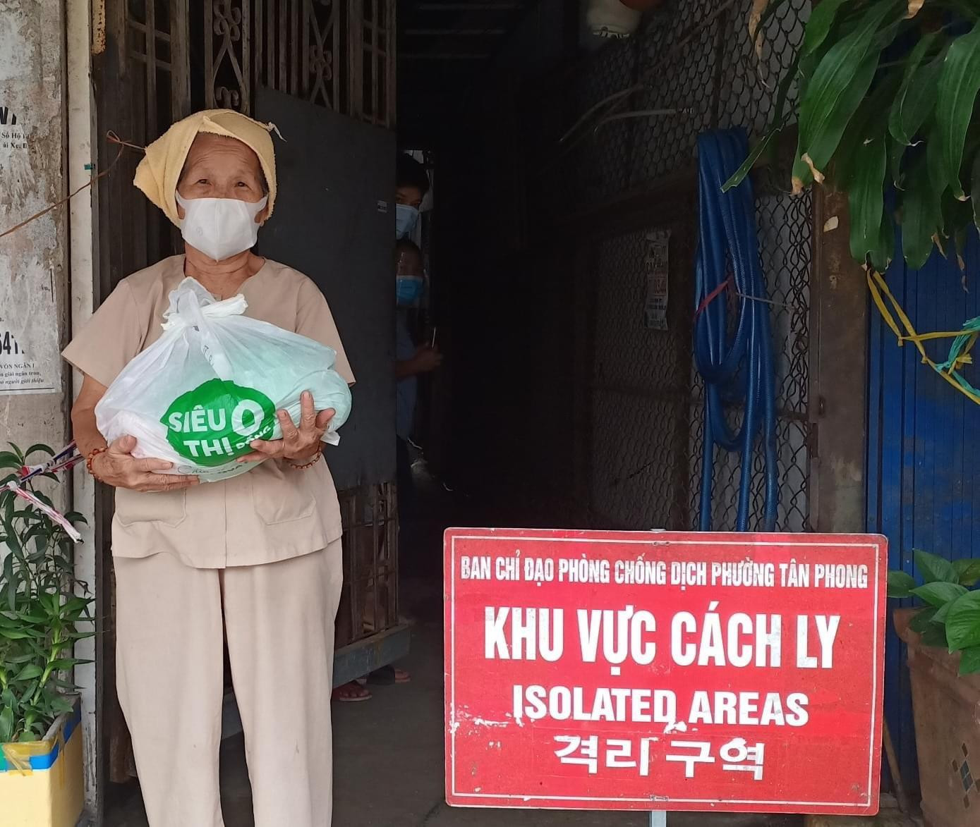 Người dân cảm thấy ấm lòng khi được nhận thực phẩm giữa lúc Thành phố siết giãn cách Người dân cảm thấy ấm lòng khi được nhận thực phẩm giữa lúc Thành phố siết giãn cách