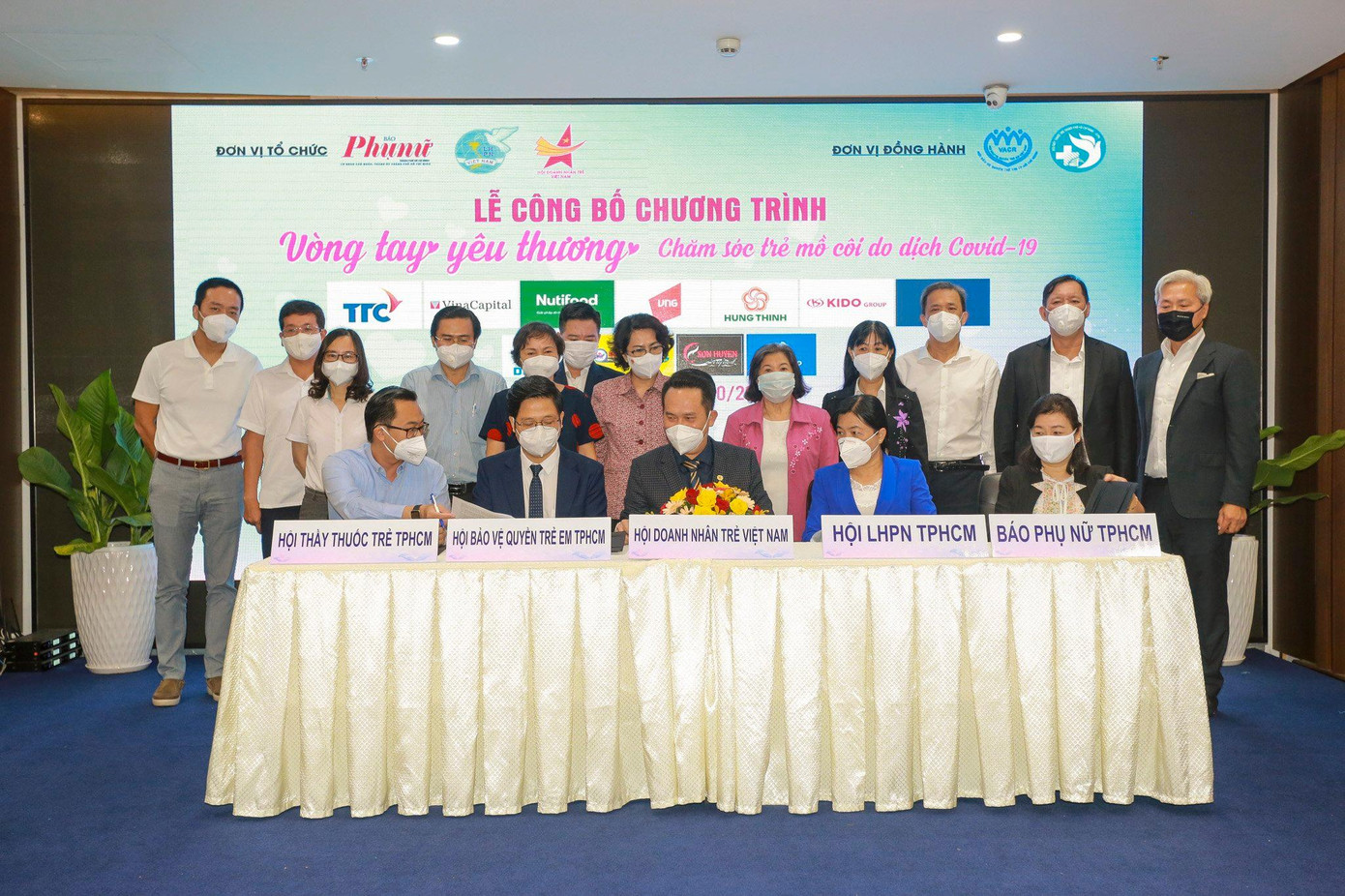 Các đơn vị ký kết thực hiện chương trình "Vòng tay yêu thương" chiều ngày 16/10