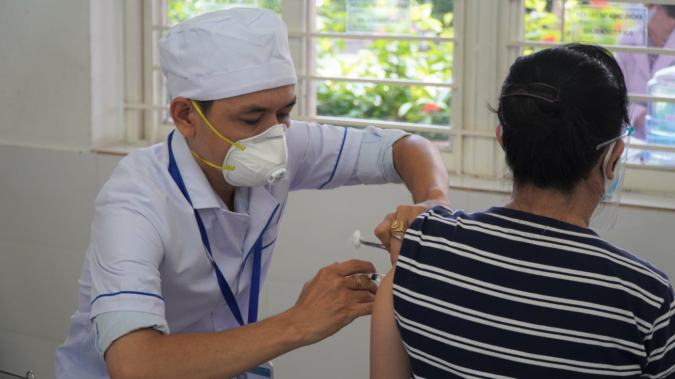 Tiêm vắc-xin ngừa COVID-19 (ảnh: HCDC) Tiêm vắc-xin ngừa COVID-19 (ảnh: HCDC)