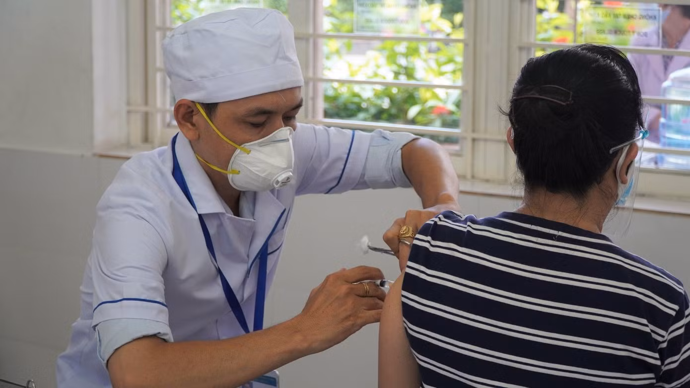 Tiêm vắc-xin ngừa COVID-19 (ảnh: HCDC)