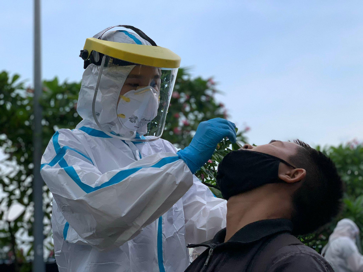 Có những giây phút nhớ chồng con, nhớ gia đình... nhưng các y bác sĩ, nhân viên BV Da liễu TPHCM vẫn vượt lên tất cả để cùng Thành phố phòng, chống dịch COVID-19. Có những giây phút nhớ chồng con, nhớ gia đình... nhưng các y bác sĩ, nhân viên BV Da liễu TPHCM vẫn vượt lên tất cả để cùng Thành phố phòng, chống dịch COVID-19.