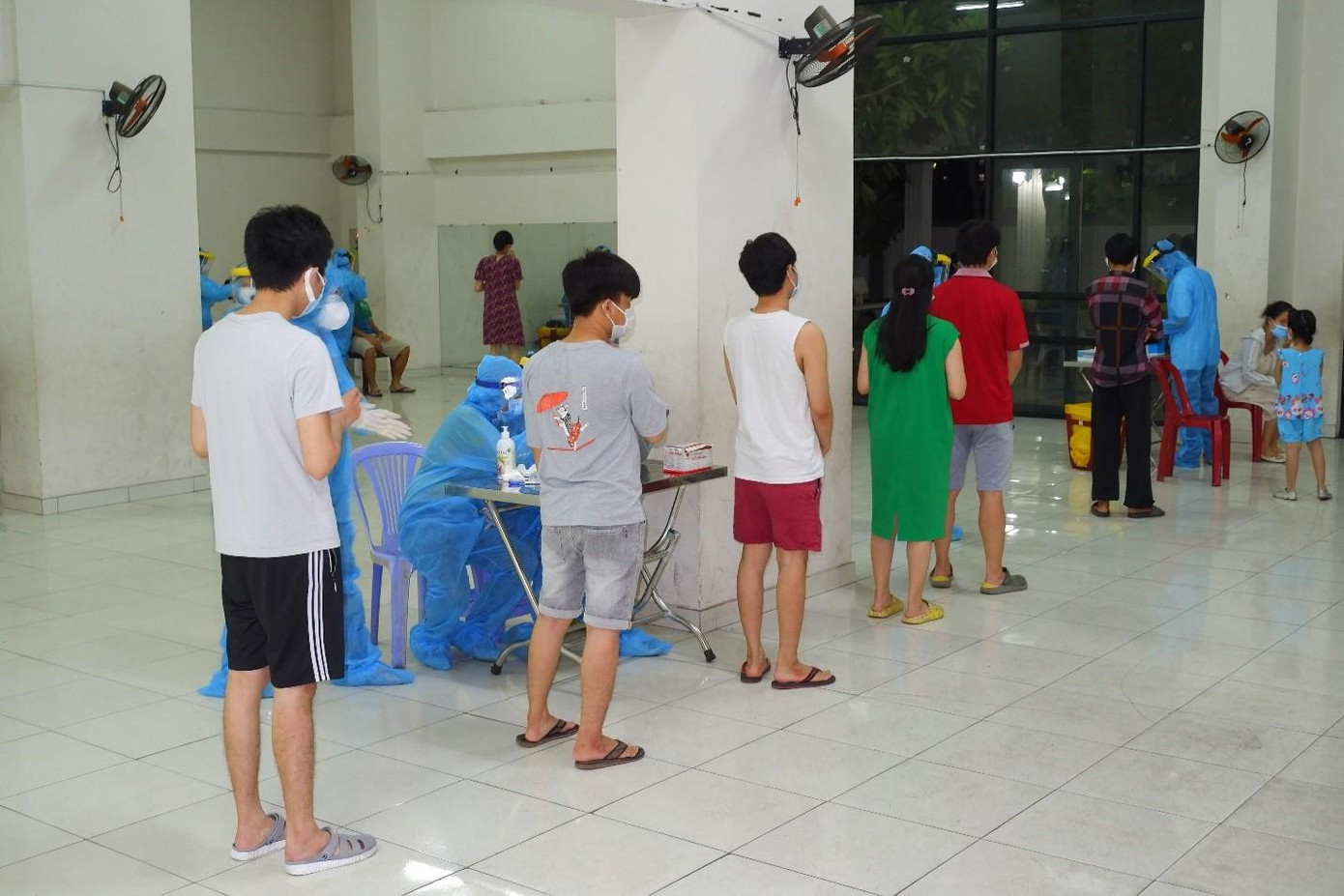 Nhân viên y tế khẩn trương truy vết và lấy mẫu những người có liên quan (ảnh: HCDC) Nhân viên y tế khẩn trương truy vết và lấy mẫu những người có liên quan (ảnh: HCDC)