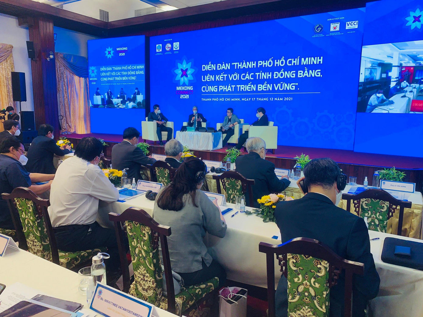 Các đại biểu chia sẻ tại diện đàn Các đại biểu chia sẻ tại diện đàn