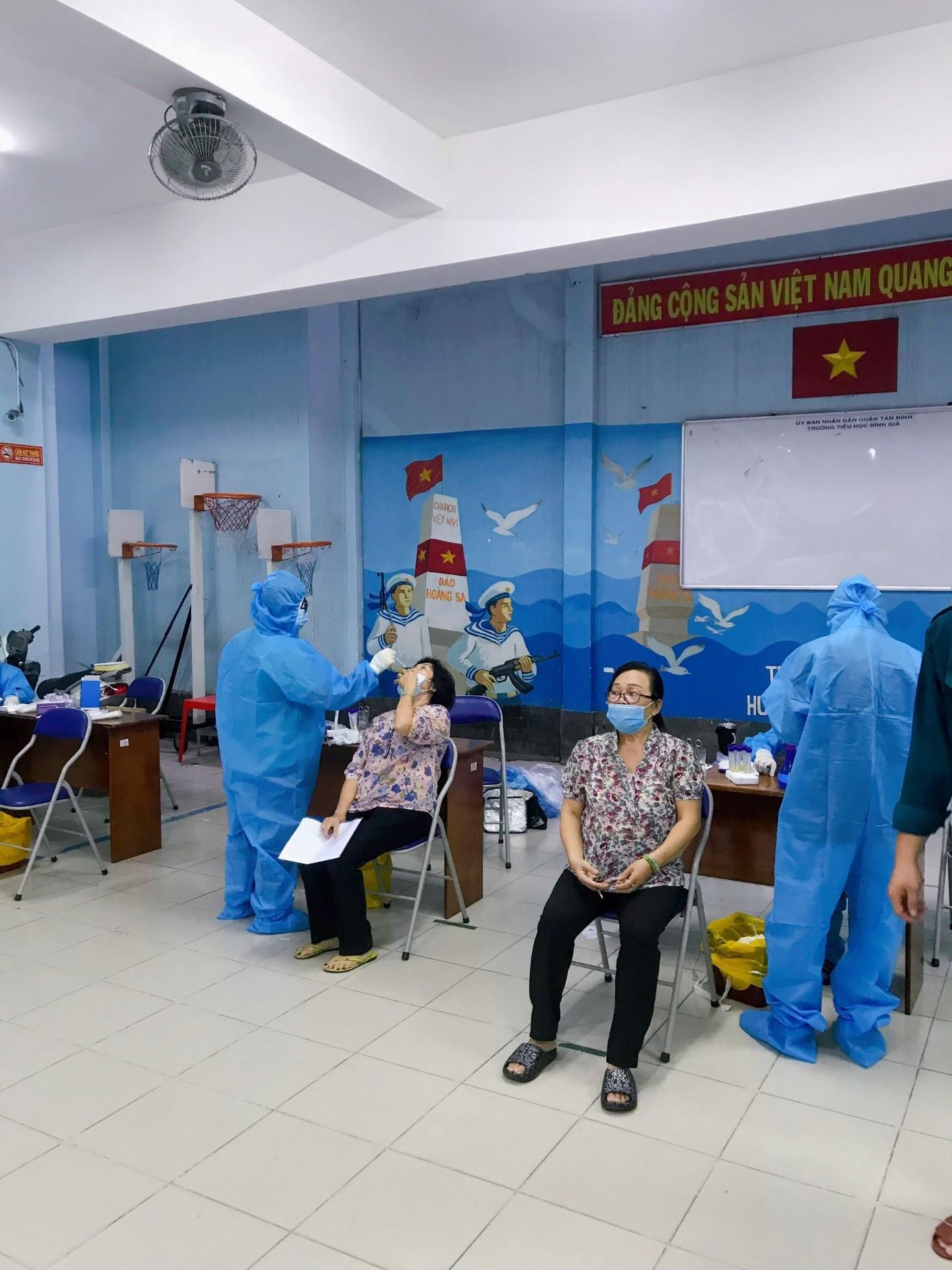 Lấy mẫu xét nghiệm những người tiếp xúc (ảnh: HCDC) Lấy mẫu xét nghiệm những người tiếp xúc (ảnh: HCDC)