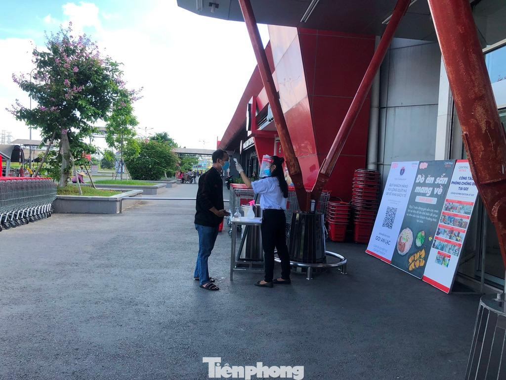 Sau đó có nhân viên đo nhiệt độ, rửa tay sát khuẩn, khách phải mang khẩu trang mới được vào bên trong. Ông Thành (ngụ đường Hồ Học Lãm, Q.Bình Tân) cho biết: "Siêu thị thực hiện rất kỹ quy định phòng dịch nên tôi rất an tâm. Nếu có sự cố, mình sẽ được thông báo ngay".