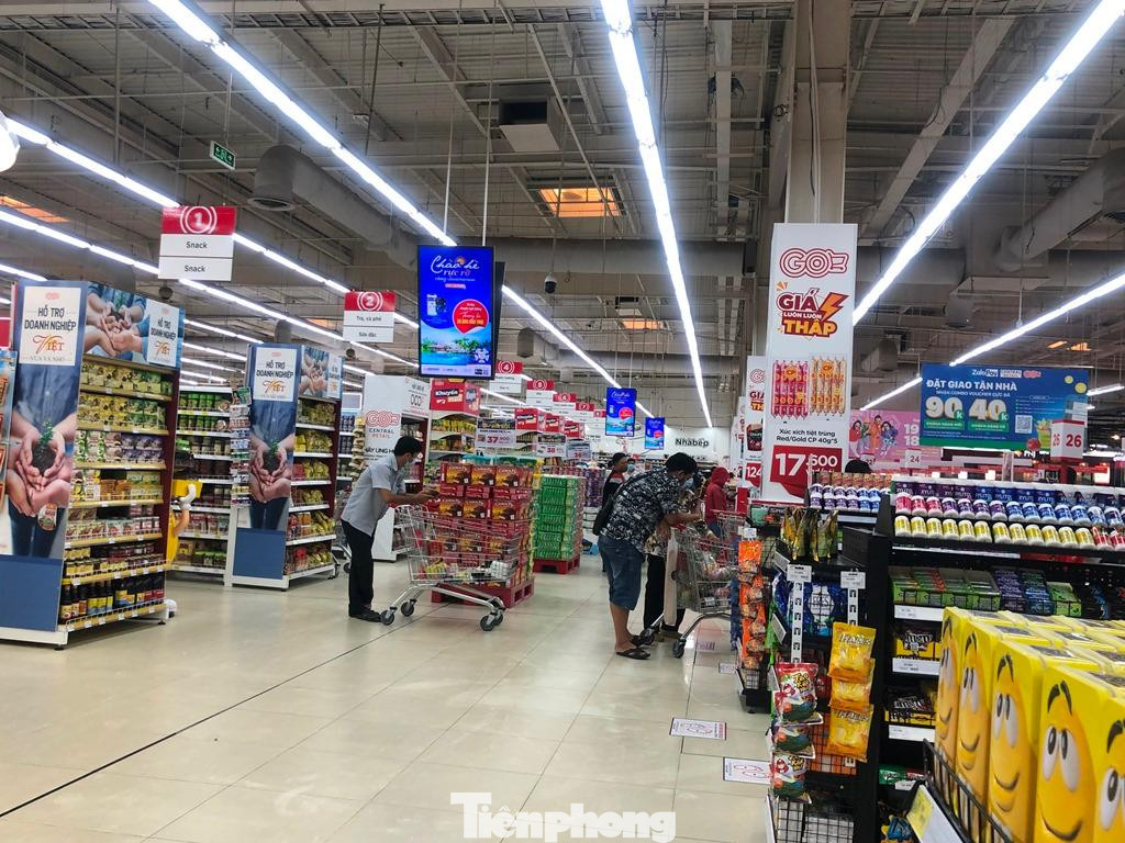 Đứng giãn cách chờ thanh toán, tuy khách ít nhưng các giỏ xe đầy hàng, siêu thị cũng không mở nhiều quầy thu ngân nên tầm khoảng 15 phút mới đến lượt khách mới.