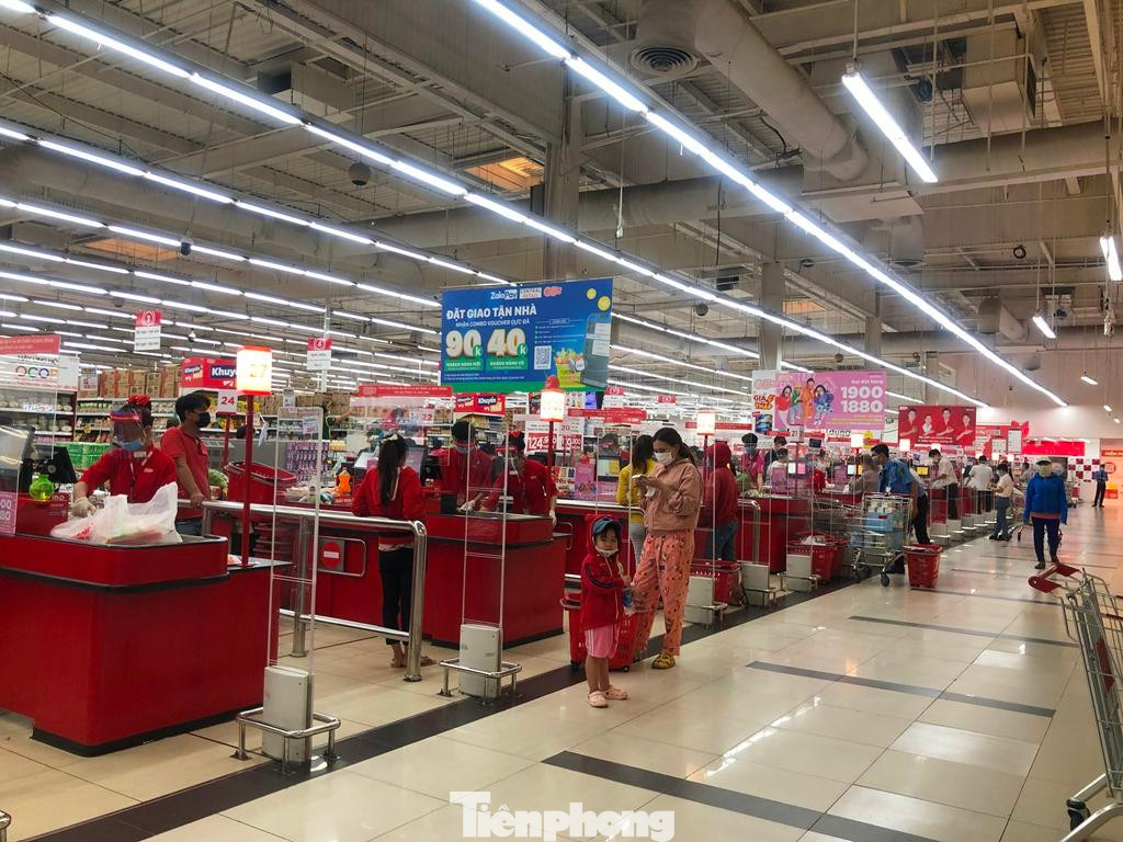 Nhân viên mang găng tay, đội mũ chống giọt bắn khi tiếp xúc với khách. Theo Sở Công Thương TPHCM, đến thời điểm hiện nay, tình hình thị trường, cung cầu các mặt hàng thiết yếu trên địa bàn TPHCM vẫn tương đối tốt, giá cả hàng hóa không có biến động lớn.