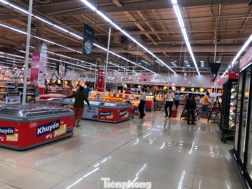 Siêu thị vắng vẻ, khác với không khí tấp nập đến tận đêm như ngày hôm qua 30/5.