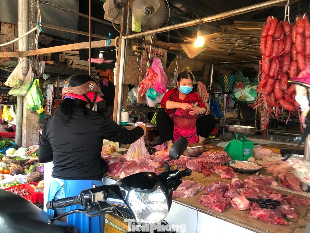 Sở Công thương TPHCM cử lực lượng giám sát thực tế về tình hình buôn bán, giá ả tại các chợ Sở Công thương TPHCM cử lực lượng giám sát thực tế về tình hình buôn bán, giá ả tại các chợ