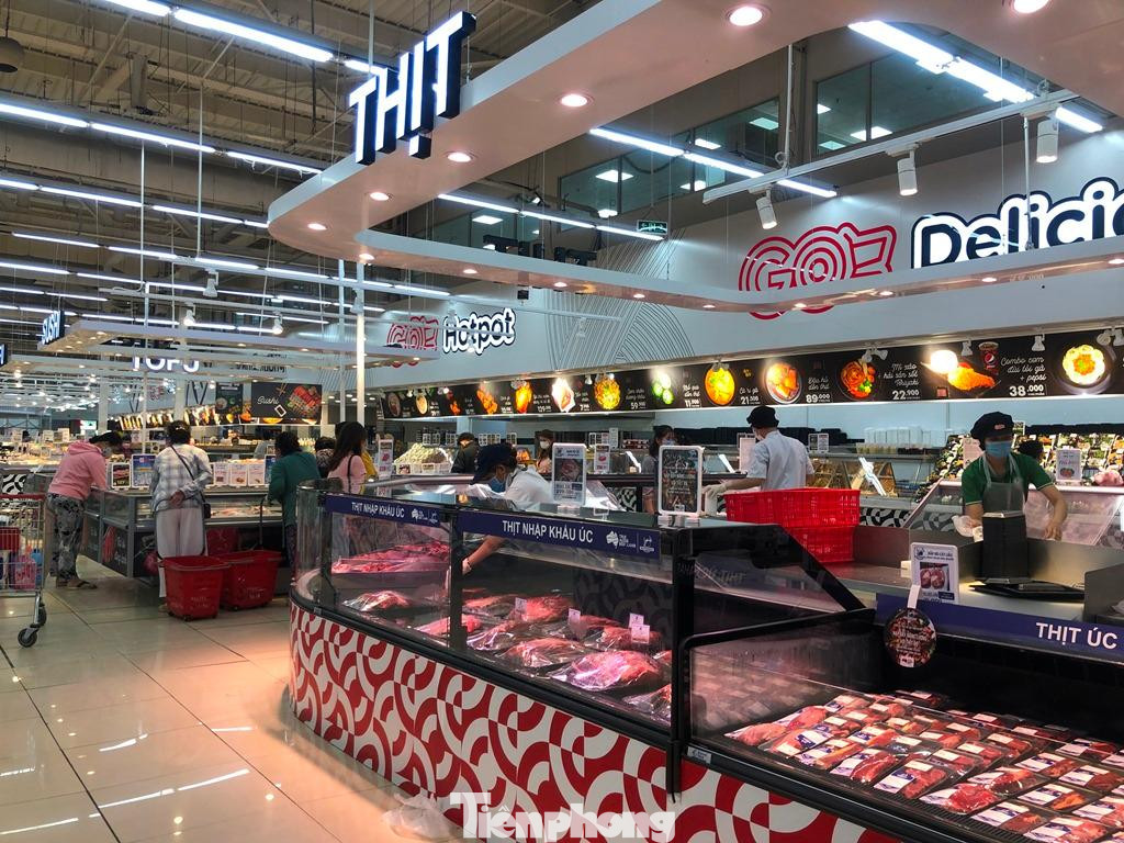 Rau củ, thịt cá, trái cây... đầy tăm tắp, giá cả không tăng thậm chí còn có nhiều chương trình khuyến mãi, giảm giá...