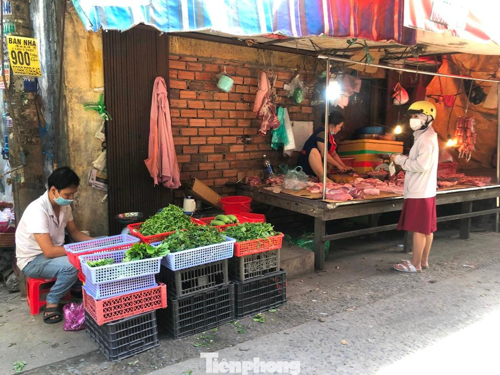 Trong khi đó, chợ truyền thống của Thành phố cũng buôn bán bình thường, tuy nhiên lượng khách đến chợ trong ngày 31/5 có thưa vắng hơn trước.