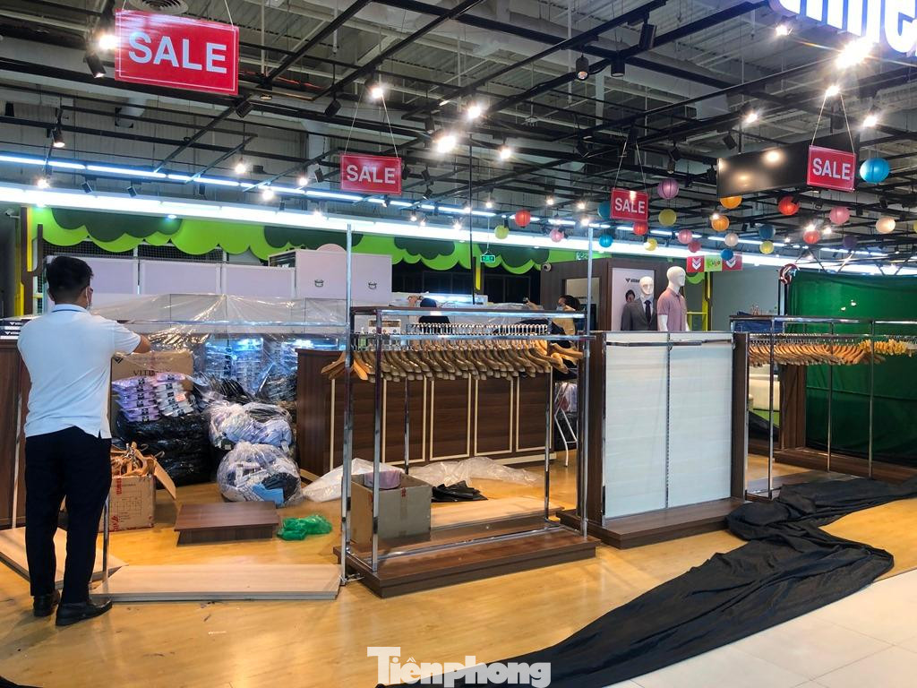 Nhiều quầy hàng kinh doanh các mặt hàng không thiết yếu tranh thủ dọn dẹp, tạm đóng quầy khi Thành phố thực hiện giãn cách. "Thời gian tạm nghỉ tối thiểu cũng 15 ngày với điều kiện khống chế được dịch bệnh, còn nếu dịch vẫn diến biến phức tạp, thời gian chúng tôi tạm nghỉ có khi còn kéo dài hơn. Có lỗ, thất thoát doanh thu nhưng không sao, chỉ mong Thành phố kiểm soát được dịch" - quản lý một quầy hàng thời trang chia sẻ.