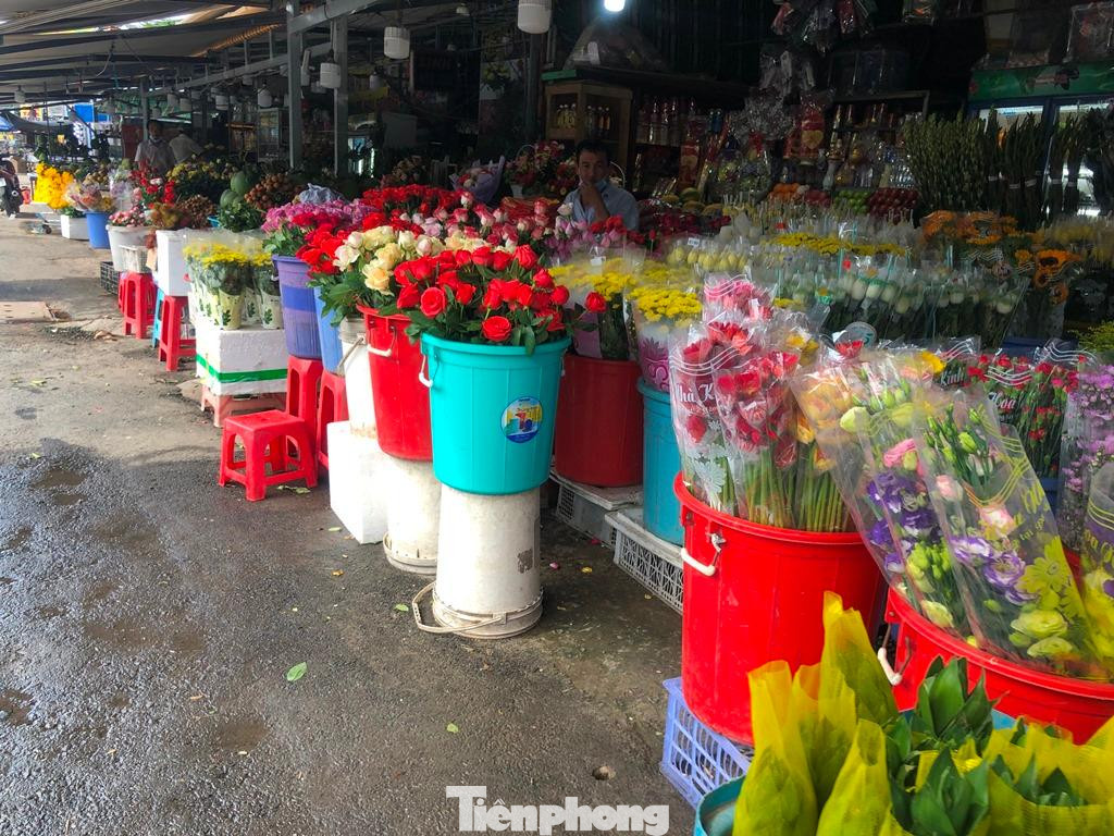 Mặt hàng hoa tươi đầy chợ nhưng vắng khách