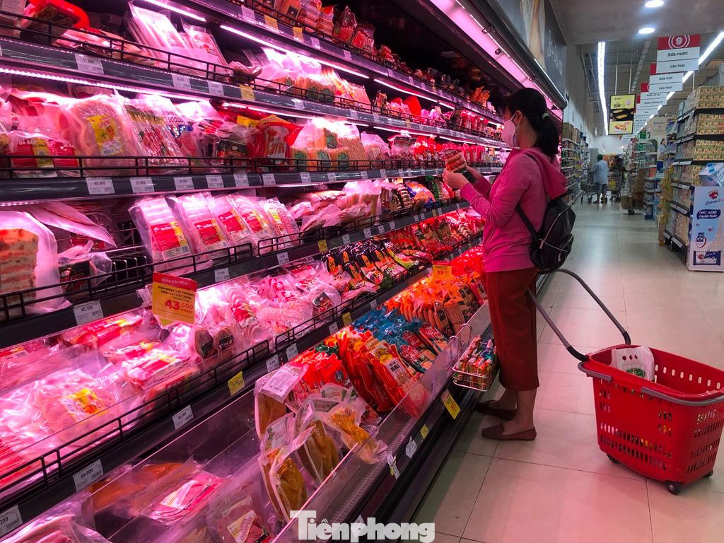 Đa số các mặt hàng thực phẩm trong siêu thị có giá ổn định, một số còn giảm giá Đa số các mặt hàng thực phẩm trong siêu thị có giá ổn định, một số còn giảm giá