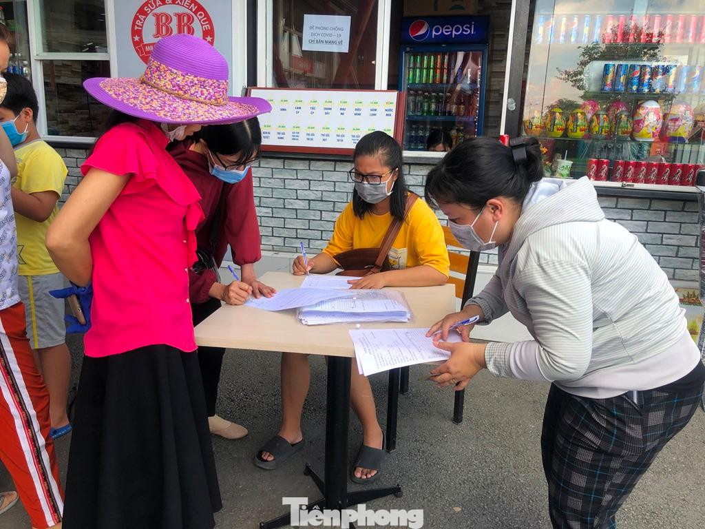 Ngày 31/5, các cửa hàng thực phẩm, siêu thị ở TPHCM vẫn mở cửa hoạt động bình thường. Tại siêu thị GO! An Lạc (Q.Bình Tân), người dân bắt buộc phải khai báo y tế trước khi vào mua sắm.