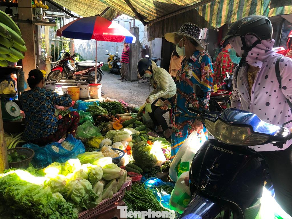 Ông Bùi Tá Hoàng Vũ, Giám đốc Sở Công thương TPHCM cho biết, sẽ ưu tiên công tác phòng, chống dịch và dập dịch; Nhà nước tham gia điều phối cung ứng nguồn hàng, đặc biệt là hàng hóa thiết yếu; tăng cường kiểm tra chống đầu cơ, ghim hàng gây biến động thị trường, giá cả.