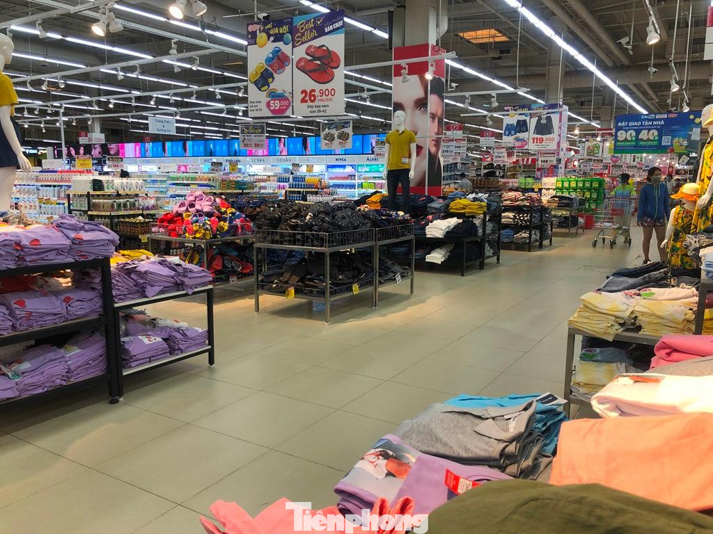 Cả khu quầy hàng vắng tên