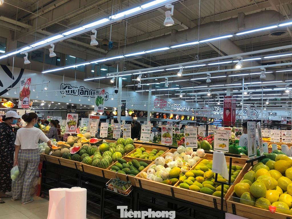 Nhiều mặt hàng giảm giá như bắp cải chỉ 6.300 đồng/kg, su su 14.300 đồng/kg, bầu 13.900 đồng/kg...