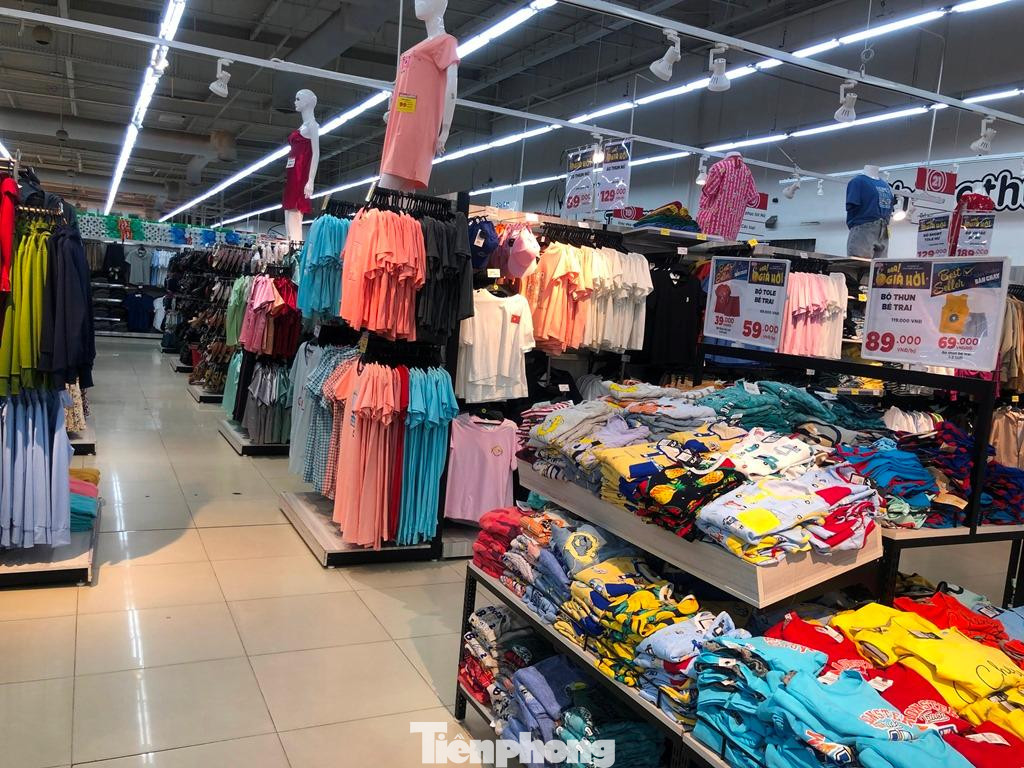 Trong khi đó, khu vực thời trang trong siêu thị vắng khách. Các mặt hàng thời gian đều được sắp xếp gọn gàng, cẩn thận...