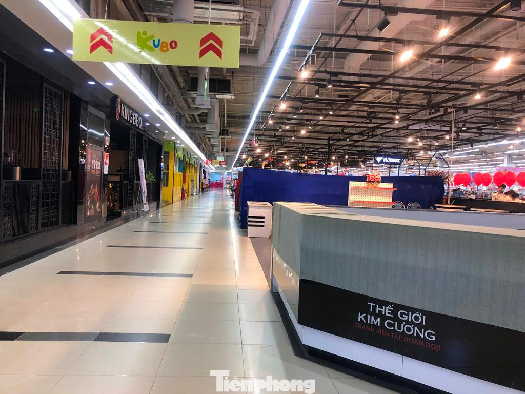 Các quầy hàng không thiết yếu đều chấp hành nghiêm việc tạm nghỉ đề phòng dịch.