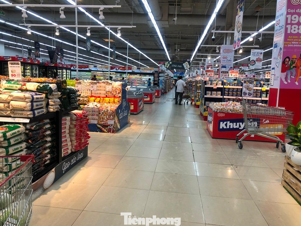 Bên trong các siêu thị trong ngày 31/5 khá thưa vắng, người dân thảnh thơi lựa chọn món hàng ưng ý.