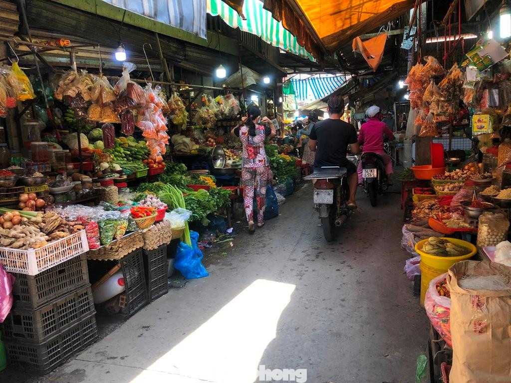 Đường vào chợ rộng thênh, người dân có thể chạy cả xe vào mà không bị kẹt.