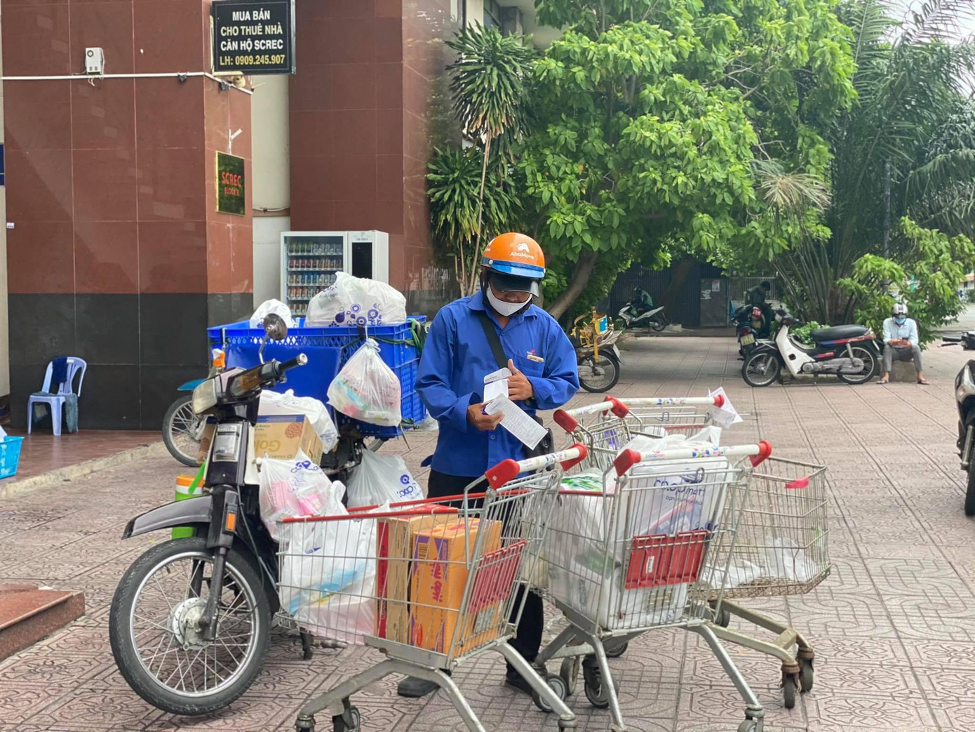 Kênh online của các siêu thị cũng hoạt động trở lại, khách có thể ngồi nhà mua sắm, nhân viên sẽ giao tận nơi trong thời gian sớm nhất. Kênh online của các siêu thị cũng hoạt động trở lại, khách có thể ngồi nhà mua sắm, nhân viên sẽ giao tận nơi trong thời gian sớm nhất.