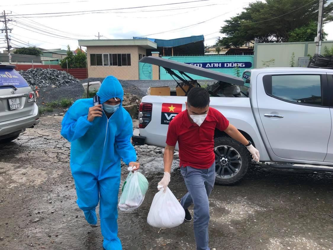 Các tình nguyện viên của siêu thị 0 đồng đưa quà đến gia đình bà Nhàn từ thông tin trên bài viết của báo Tiền Phong Các tình nguyện viên của siêu thị 0 đồng đưa quà đến gia đình bà Nhàn từ thông tin trên bài viết của báo Tiền Phong