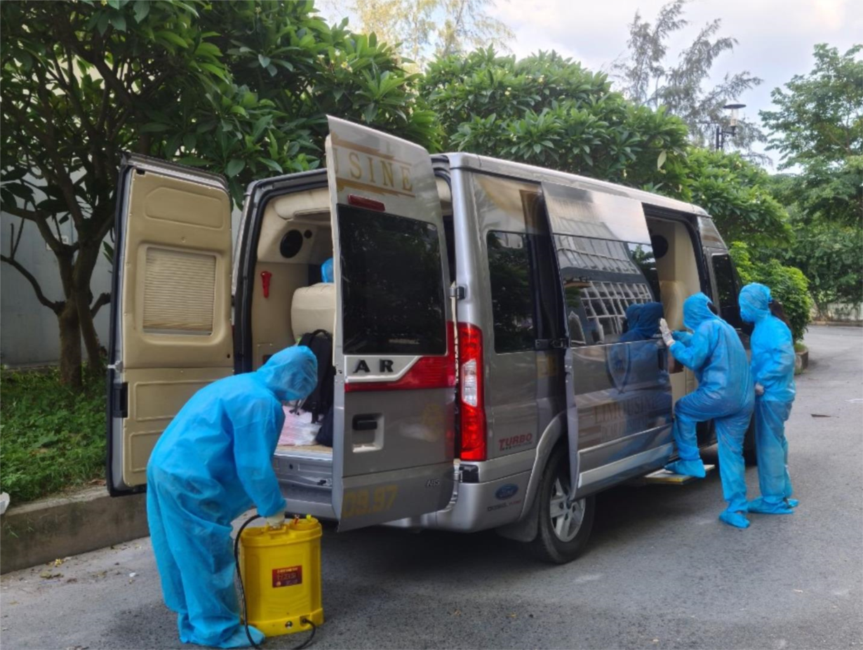 Bệnh nhân COVID-19 được vận chuyển đến bệnh viện bằng xe khách chuyên dụng (nguồn: SYT)